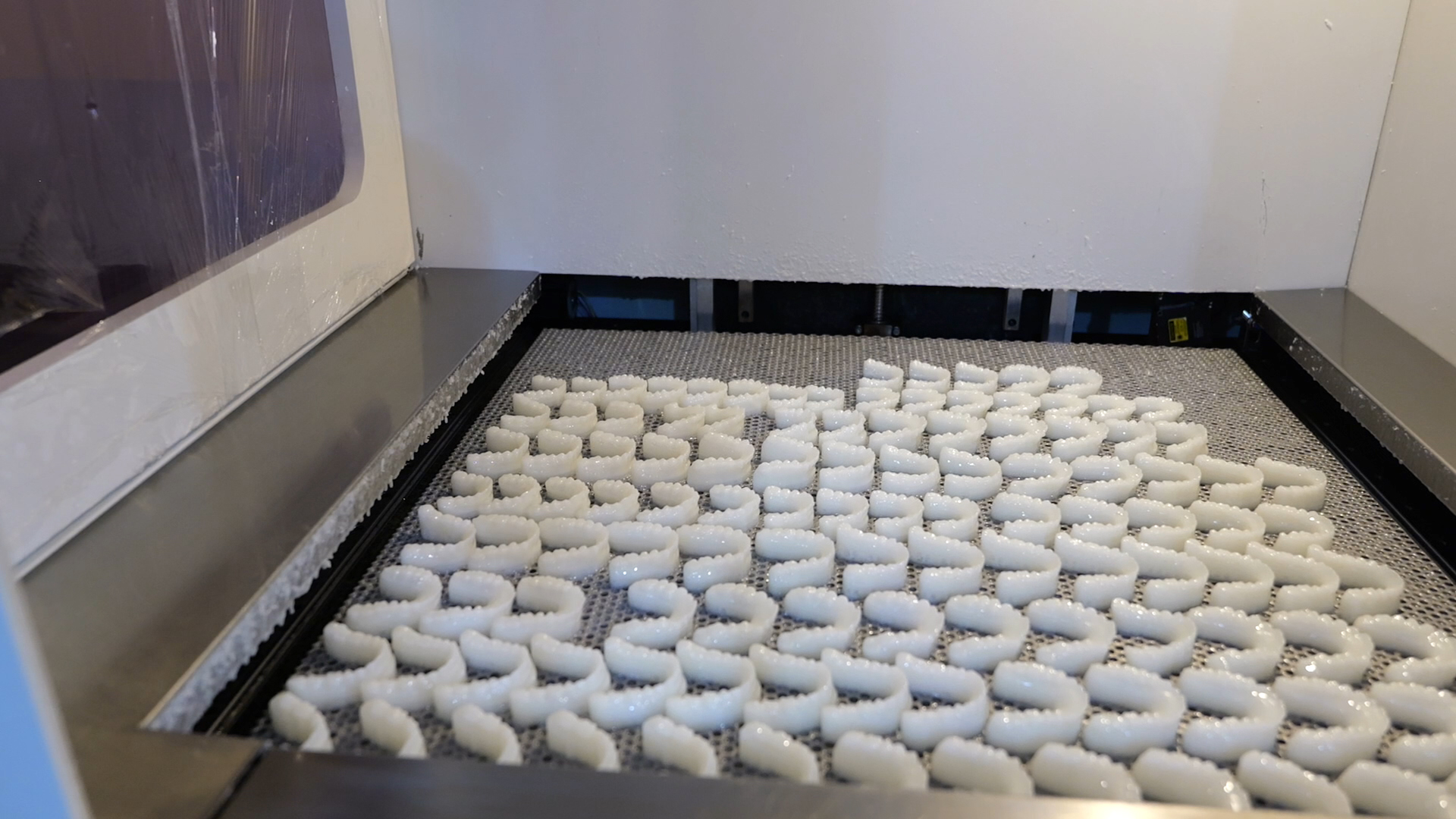 批量生产中的牙齿模型